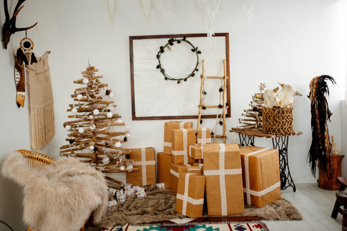 If you're dreading going into the Holidays on a budget, here's 5 awesome Christmas presents your loved ones will love and won't break your wallet. #savemoney #christmas #diygifts